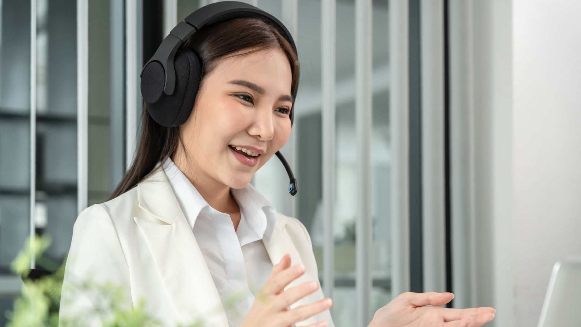 Image of Leveraging Generative AI in Contact Centers: Building the Future of Innovative Customer Service